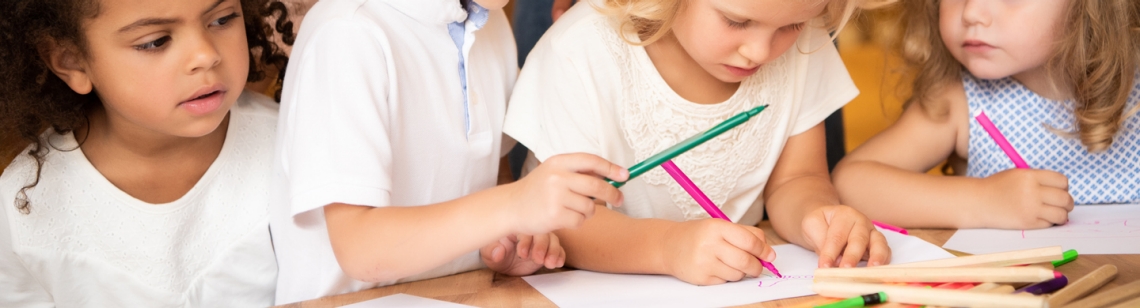 Kinder mit Stift und Papier
